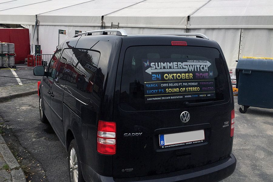 autosticker als rijdende reclame voor een fuif